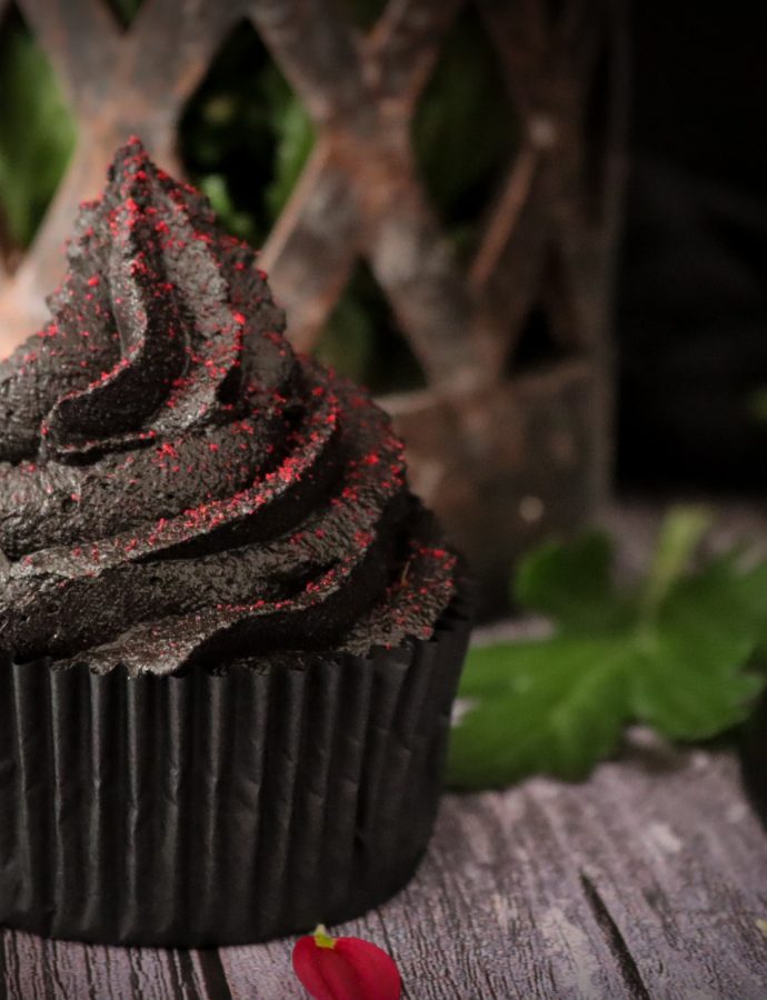 Schoko-Espresso-Cupcakes mit flüssigem Himbeerkern