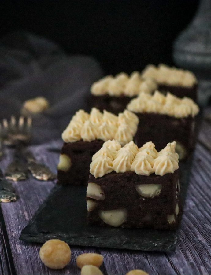 Macadamia-Brownie mit gesalzenem Karamell-Topping