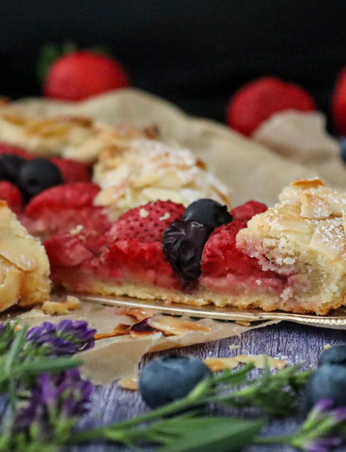 Galette mit Erdbeeren und Heidelbeeren