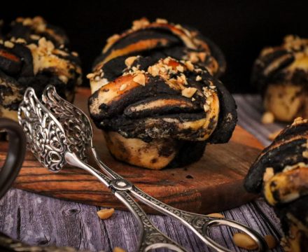 Mini-Schokozöpfe mit gesalzenen Erdnüssen