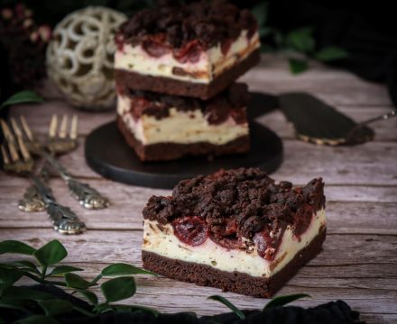 Schoko-Streuselkuchen mit Quark und Kirschen