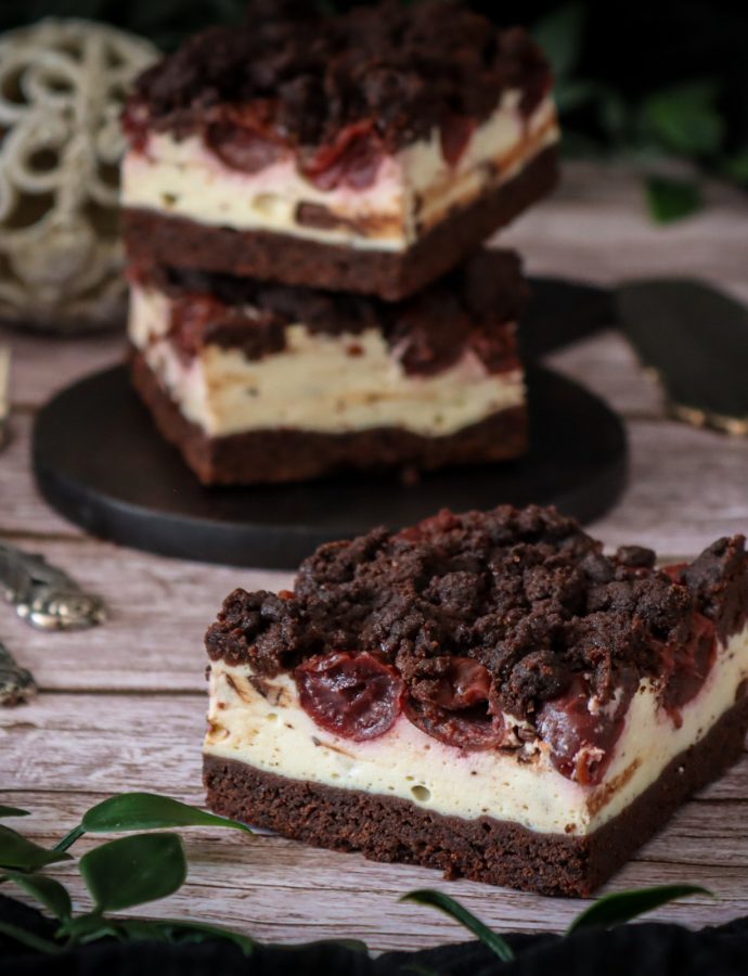 Schoko-Streuselkuchen mit Quark und Kirschen