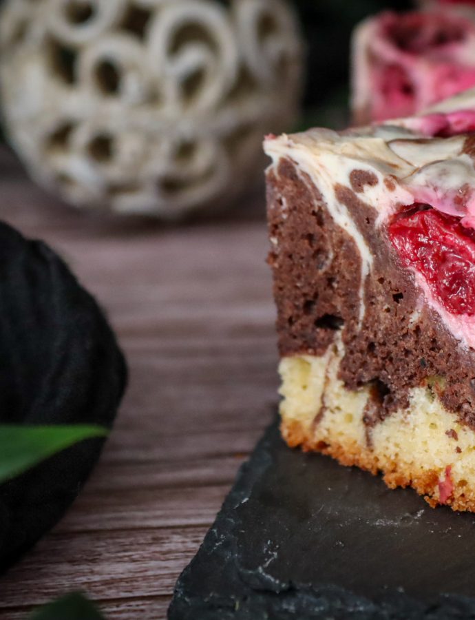 Marmorkuchen mit Kirschen und Frischkäse-Quarkcreme