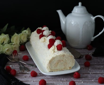 Raffaello-Biskuitrolle mit Himbeeren