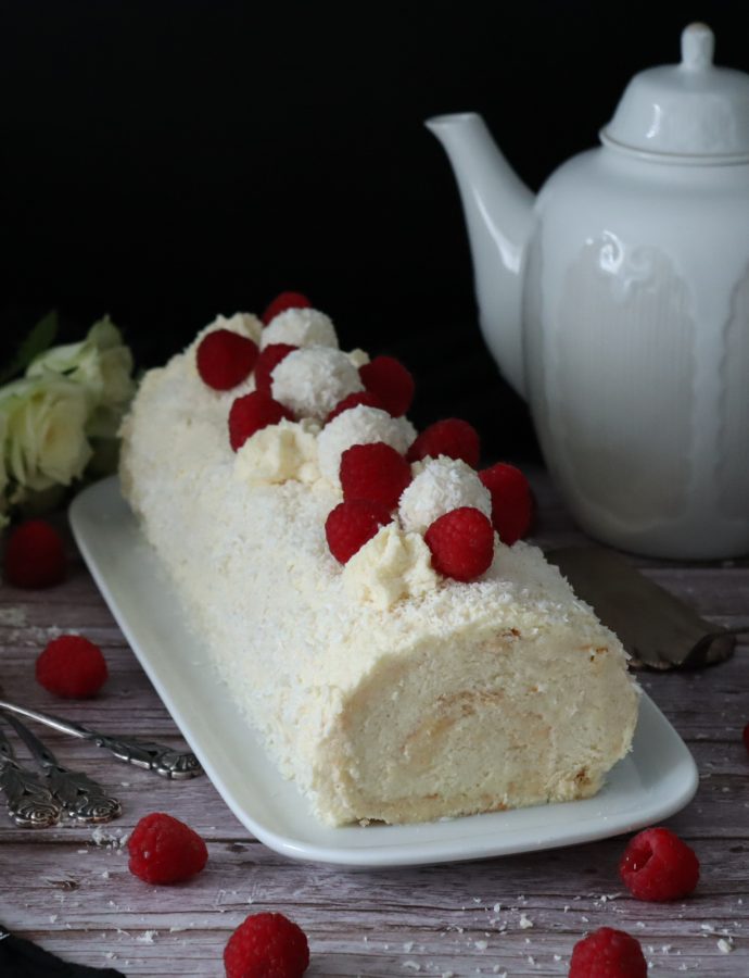 Raffaello-Biskuitrolle mit Himbeeren